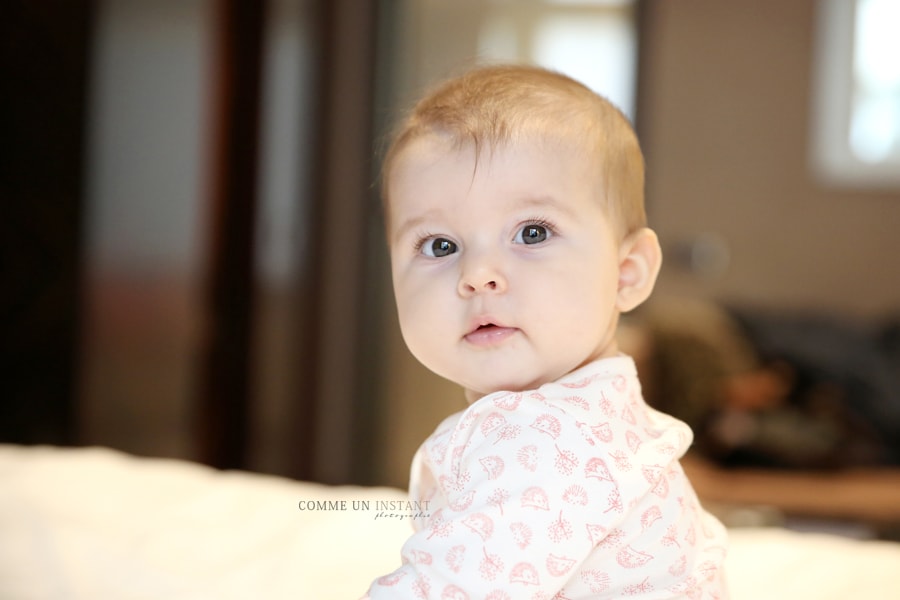 enfant studio, photographe professionnelle de bebes en centre ville de Paris (75000 Paris 75) et sa région, photographe pro bébé aux yeux bleus, enfant, photographie bébé studio, shooting à domicile bébé