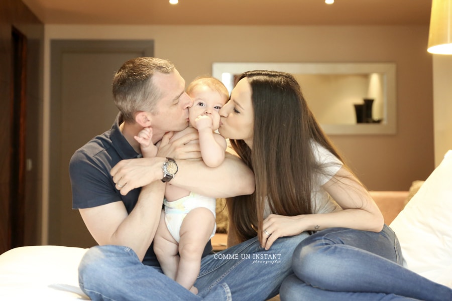 enfant - shooting pour bébés - reportage photographe famille studio - amour - reportage photographe bébé aux yeux bleus - bébé - bébé en train de jouer - famille - photographe enfant studio - bébé studio