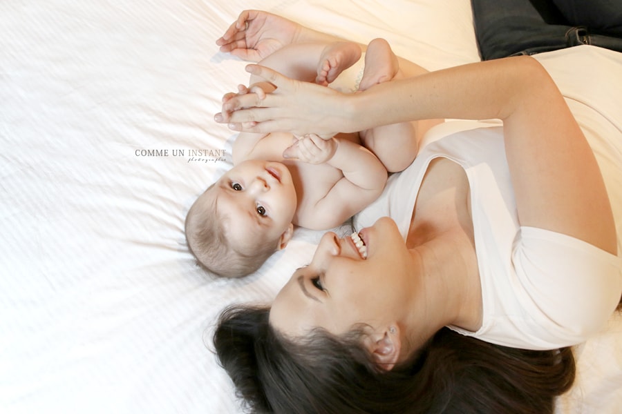 photographe à domicile famille studio, photographie bébé aux yeux bleus, enfant en train de jouer, amour, bébé en train de jouer, enfant, shooting à domicile de bébé, bébé, photographe à domicile bébé studio, famille, enfant studio