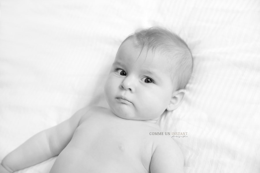 photographe pro pour bebe - bébé studio - enfant studio - bébé - shooting à domicile noir et blanc - bébé aux yeux bleus - enfant