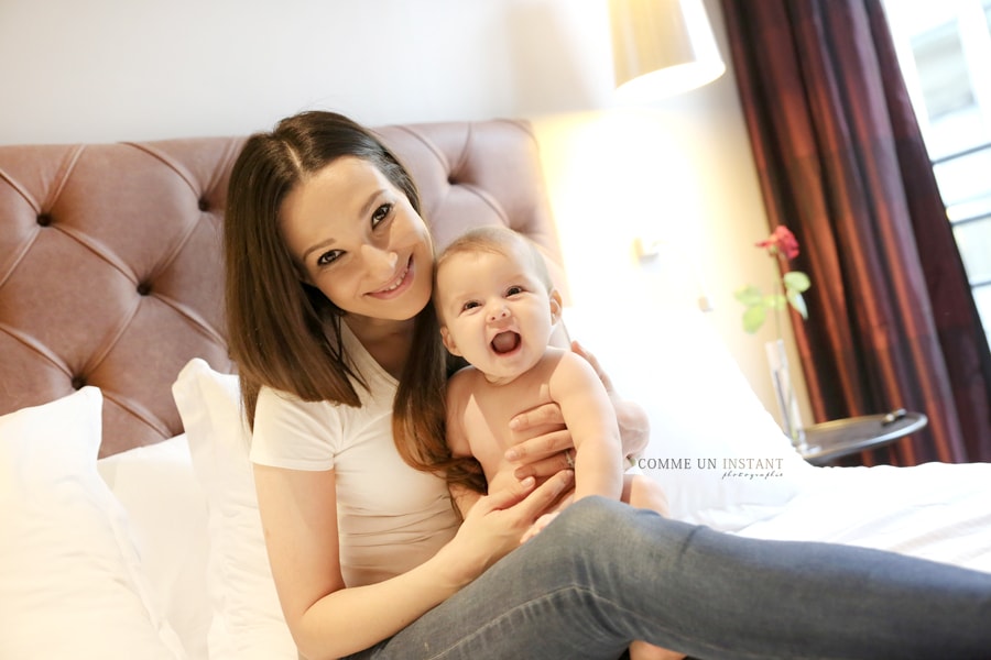 bébé aux yeux bleus, bébé studio, photographe pro enfant en train de jouer, famille studio, chambre de bébé, amour, bébé, enfant, famille, photographe a domicile enfant studio, bébé en train de jouer, photographie de bebes