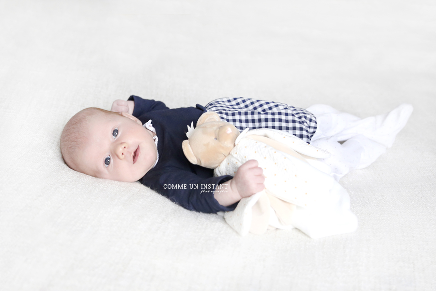 bébé aux yeux bleus - bébé - nouveau né - bébé studio - photographe a domicile pour nouveau né en plein coeur de Saint Germain en Laye (78100 Yvelines 78) et sa région - nouveau né studio