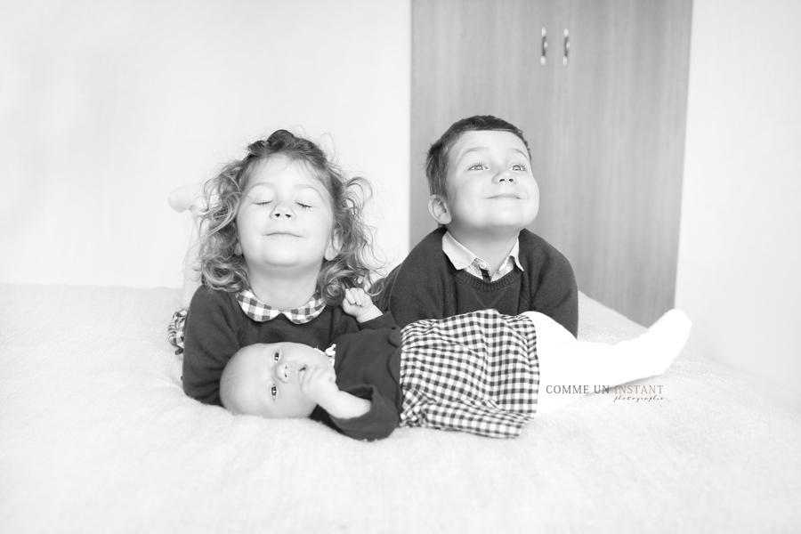 noir et blanc - shooting à domicile nouveau né studio - nouveau né - famille studio - shooting à domicile famille asiatique - bébé studio - shooting nouveaux nés - photographe bébé